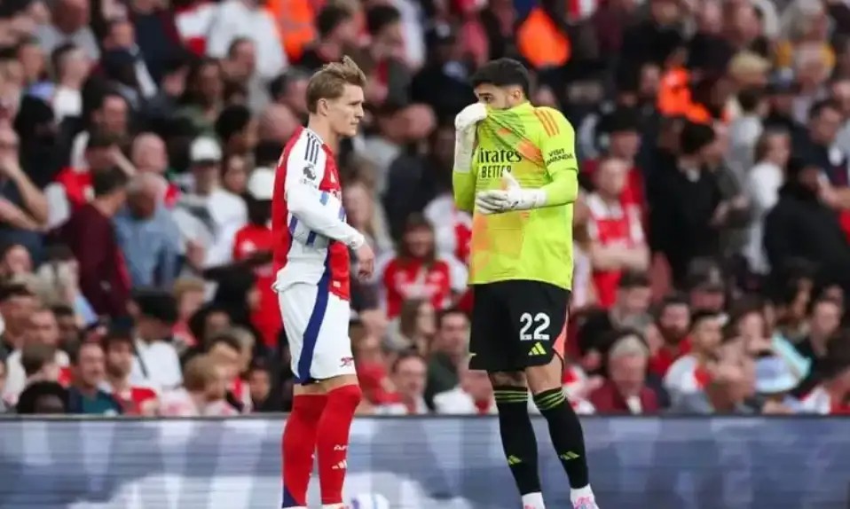 为什么这么多足球运动员说话时会捂住嘴？